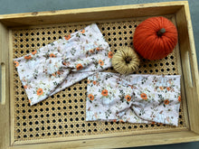 Load image into Gallery viewer, Casper Garden Pumpkins
